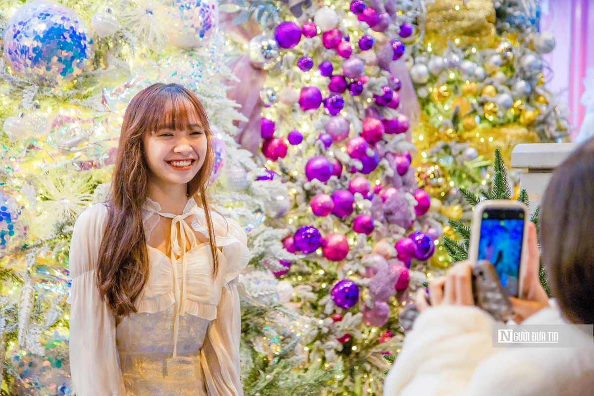 Các bạn trẻ nô nức rủ nhau lên phố chụp ảnh lưu giữ những khoảnh khắc của mùa Giáng sinh.