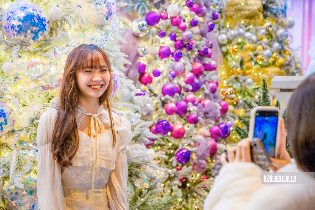 Các bạn trẻ nô nức rủ nhau lên phố chụp ảnh lưu giữ những khoảnh khắc của mùa Giáng sinh.