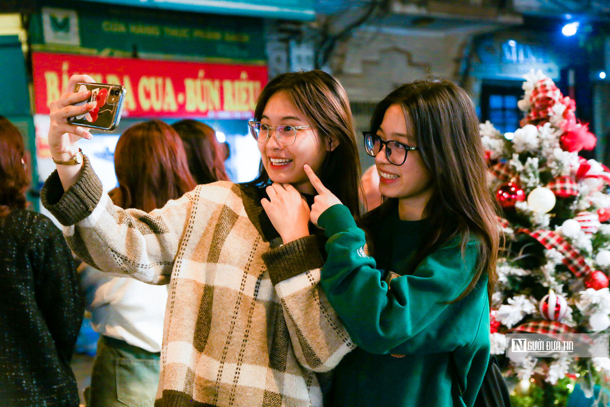 Bạn trẻ check-in bên phố Hàng Mã cùng những món đồ trang trí tuyệt đẹp.