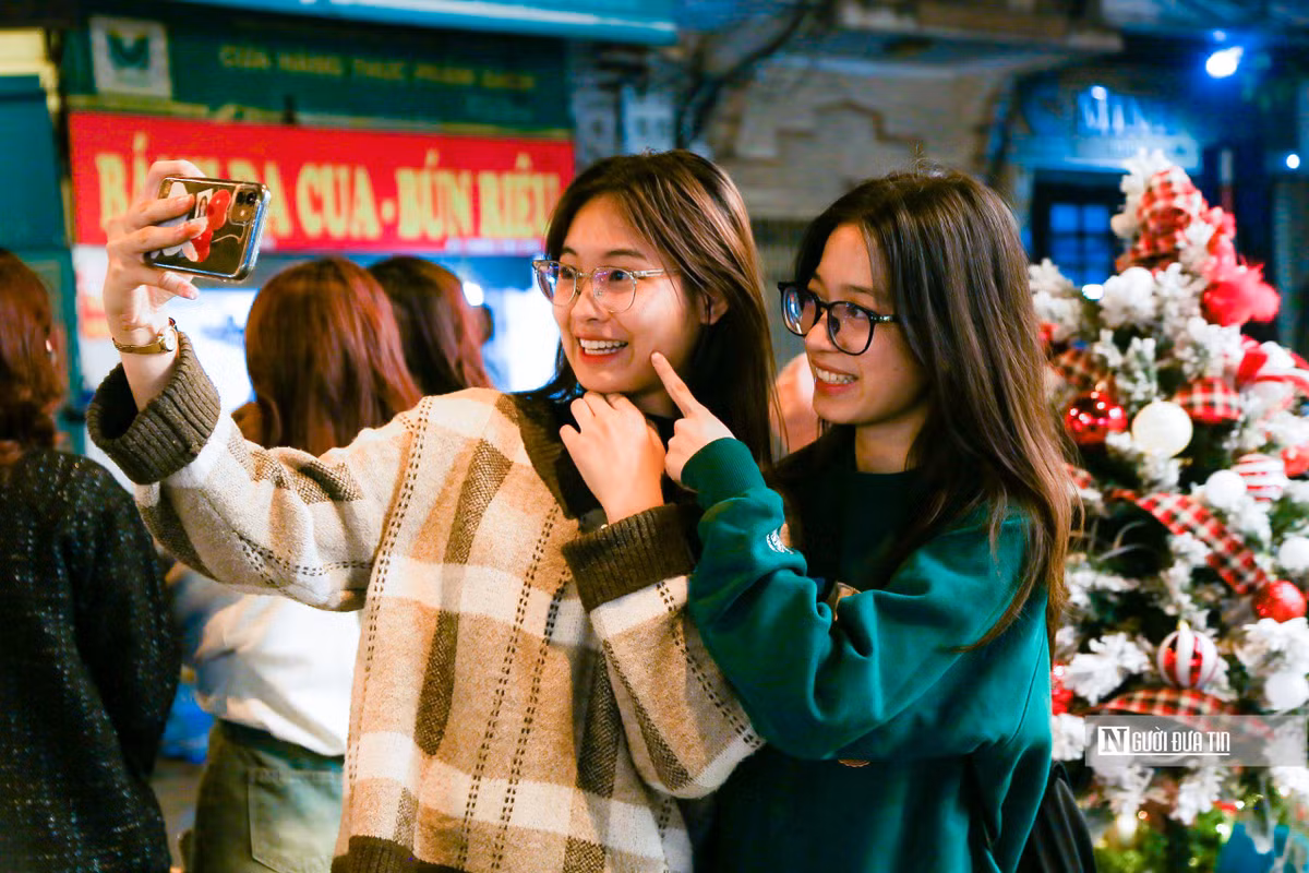 Bạn trẻ check-in bên phố Hàng Mã cùng những món đồ trang trí tuyệt đẹp.