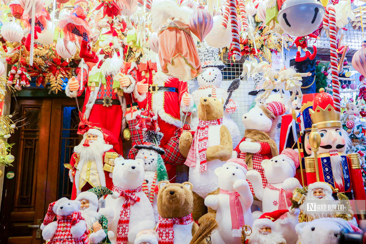Theo các tiểu thương, từ đầu tháng 11, các cửa hàng ở đây đã bắt đầu trang trí trang hoàng với muôn vàn khung cảnh lung linh, đậm sắc màu Noel.