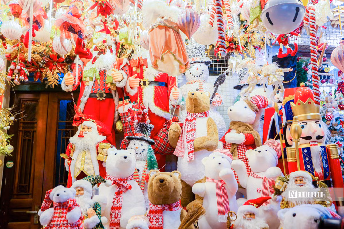 Theo các tiểu thương, từ đầu tháng 11, các cửa hàng ở đây đã bắt đầu trang trí trang hoàng với muôn vàn khung cảnh lung linh, đậm sắc màu Noel.