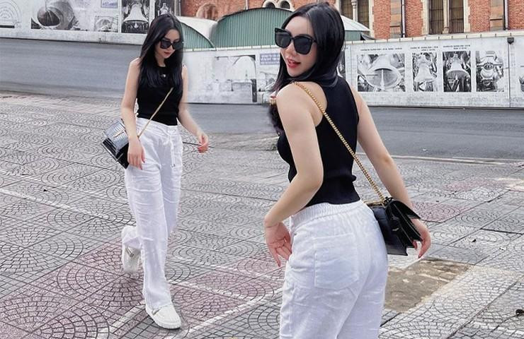 gược lại, với trang phục áo ba lỗ mặc đi dạo phố, cô mix cùng quần ống suông, tạo cảm giác năng động.