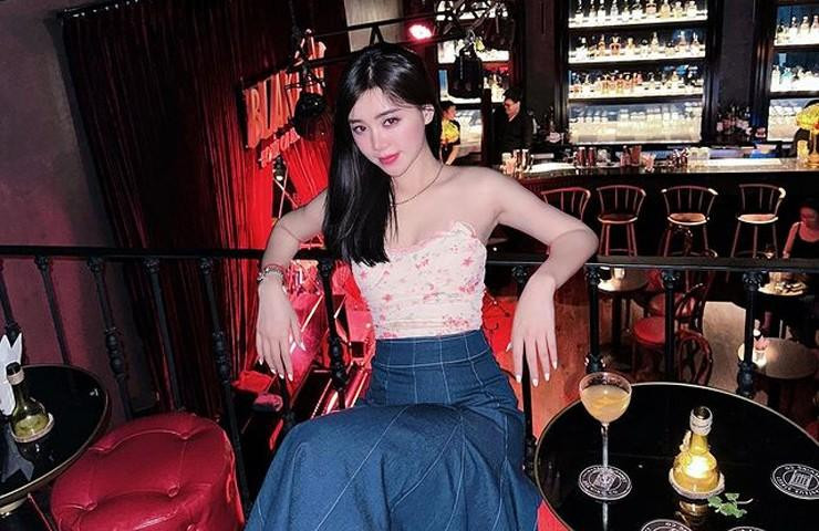 ể tránh gây chú ý quá nhiều vào phần bắp tay, cô thường phối kèm váy, quần dáng rộng. Chẳng hạn như set đồ này, Quỳnh Kool diện áo ôm phối với dáng váy chữ A denim.