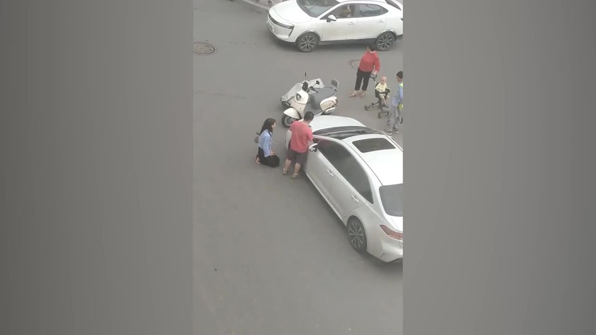 Video: Co gai khoc, quy goi xin loi nguoi dan ong sau va cham