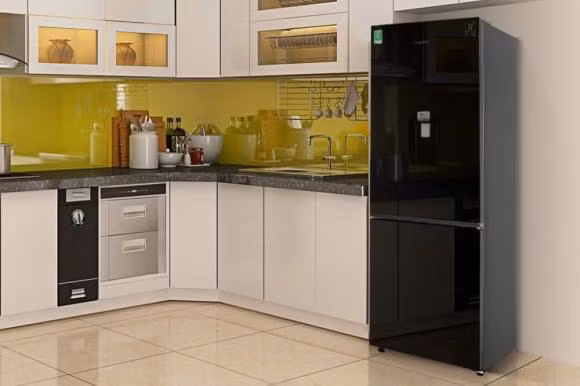 Tu lanh co nen ke sat tuong?