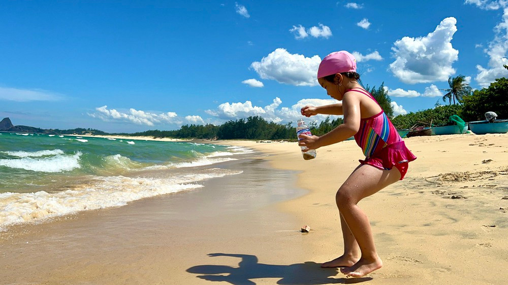 Ba ngoai U60 dua chau gai 6 tuoi bang deo, vuot thac-Hinh-6