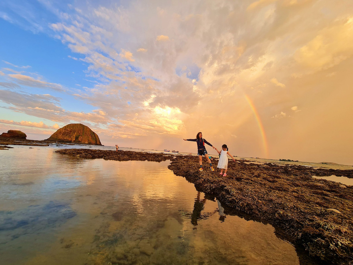 Ba ngoai U60 dua chau gai 6 tuoi bang deo, vuot thac-Hinh-7