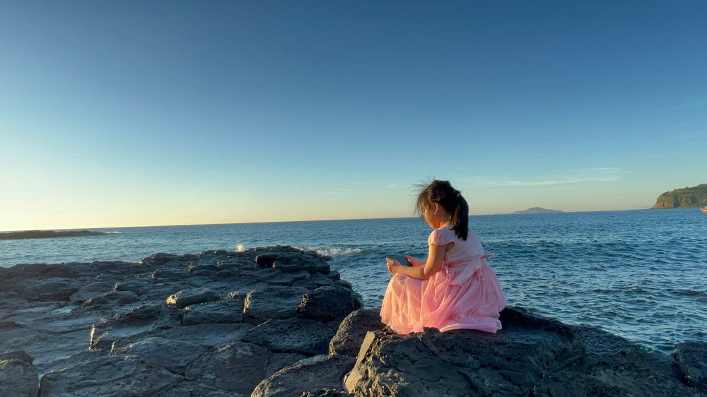 Ba ngoai U60 dua chau gai 6 tuoi bang deo, vuot thac-Hinh-3