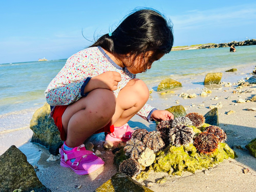 Ba ngoai U60 dua chau gai 6 tuoi bang deo, vuot thac-Hinh-2