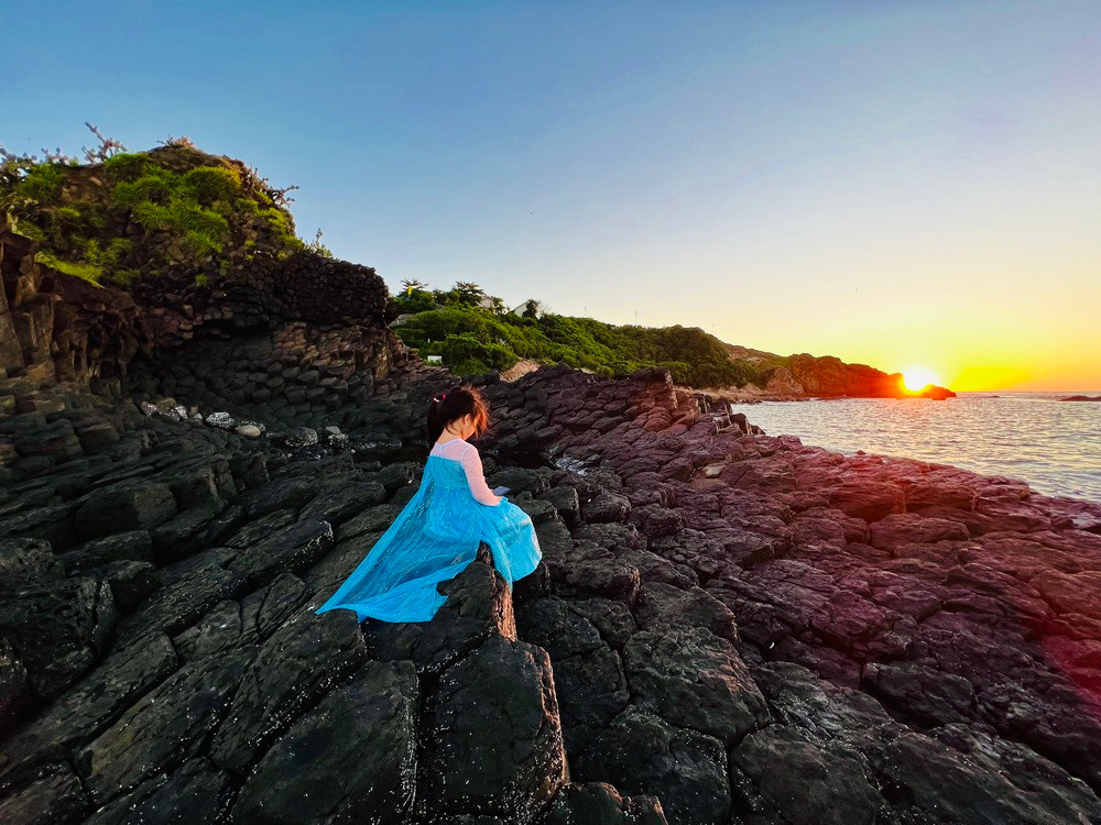 Ba ngoai U60 dua chau gai 6 tuoi bang deo, vuot thac-Hinh-4