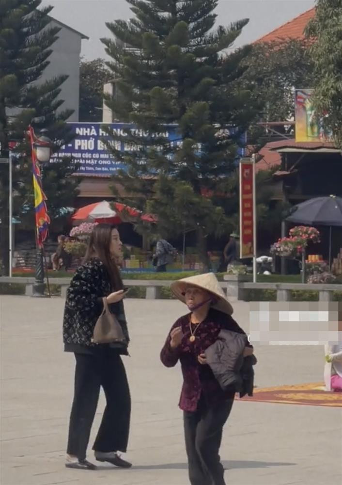 oa hậu Việt Nam 2016 liên tục lộ vòng 2 bất thường cùng phong cách xuề xòa giữa tin đồn mang thai con đầu lòng.