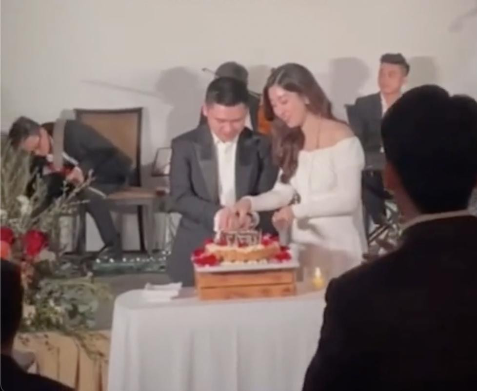 Dù rất kín tiếng nhưng đoạn clip trong tiệc sinh nhật Đỗ Vinh Quang ở Phú Quốc được rò rỉ qua một người bạn khiến fan có cái nhìn cụ thể hơn về vóc dáng của Đỗ Mỹ Linh ở thời điểm hiện tại. Trong đoạn clip, Đỗ Vinh Quang cùng bà xã hoa hậu cắt bánh sinh nhật vô cùng tình cảm.