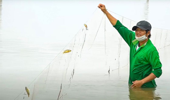 Nuoc tran dong o Dong Thap Muoi, dan di bat san vat kiem 1 trieu/ngay-Hinh-3