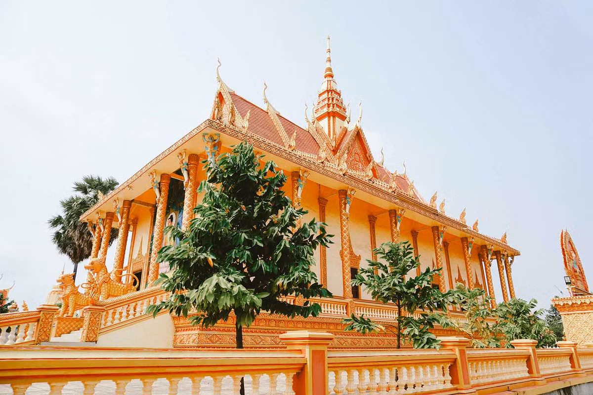 Kham pha 4 ngoi chua ruc ro tai Soc Trang va Bac Lieu-Hinh-6