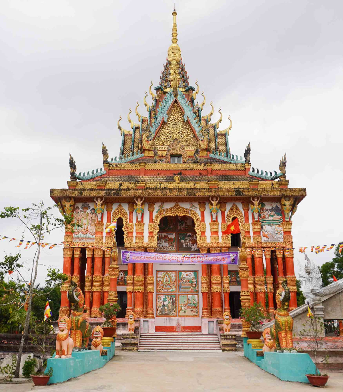 Kham pha 4 ngoi chua ruc ro tai Soc Trang va Bac Lieu-Hinh-9