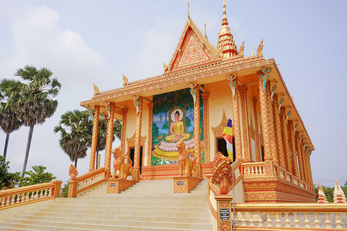 Kham pha 4 ngoi chua ruc ro tai Soc Trang va Bac Lieu-Hinh-5