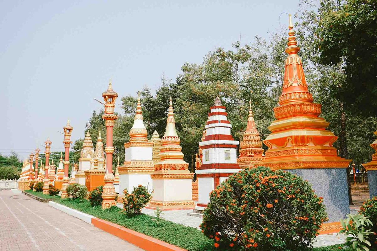 Kham pha 4 ngoi chua ruc ro tai Soc Trang va Bac Lieu-Hinh-8