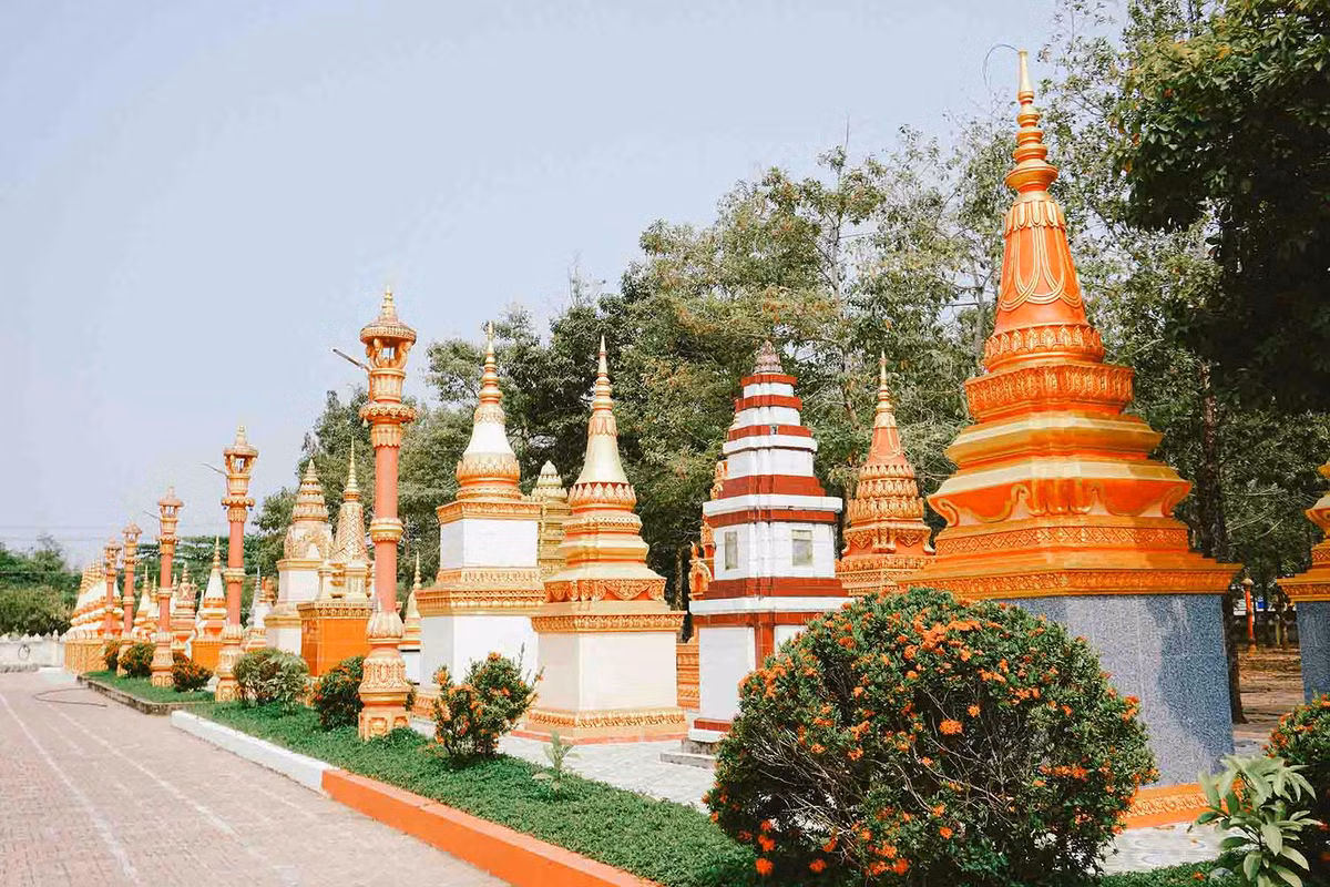 Kham pha 4 ngoi chua ruc ro tai Soc Trang va Bac Lieu-Hinh-8