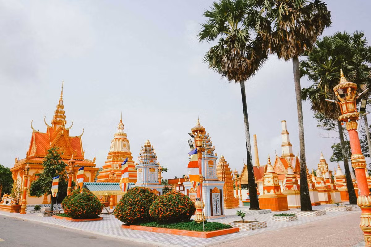 Kham pha 4 ngoi chua ruc ro tai Soc Trang va Bac Lieu-Hinh-7