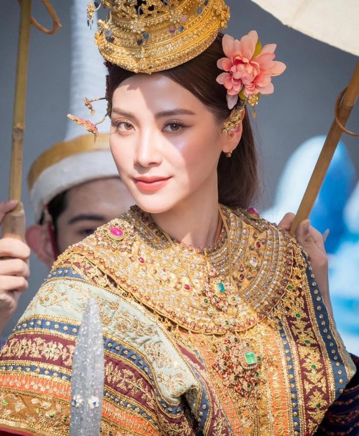 Zoom cận visual xinh đẹp rạng rỡ của nữ diễn viên, quả không hổ danh là "Mỹ nhân đẹp nhất Thái Lan". 