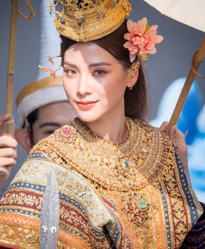 Zoom cận visual xinh đẹp rạng rỡ của nữ diễn viên, quả không hổ danh là "Mỹ nhân đẹp nhất Thái Lan". 