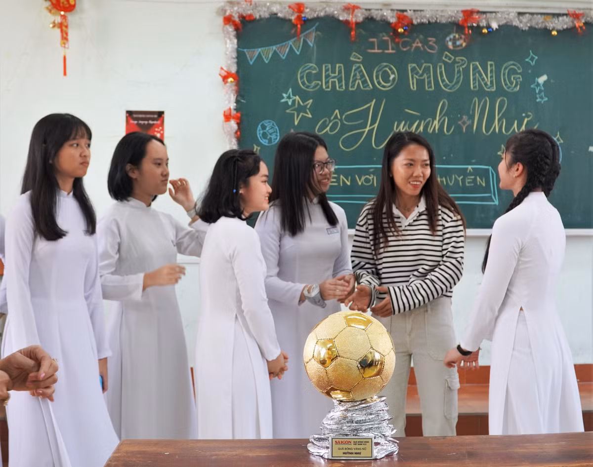 Hoc tro truong chuyen vay quanh xin chu ky Qua bong vang Huynh Nhu