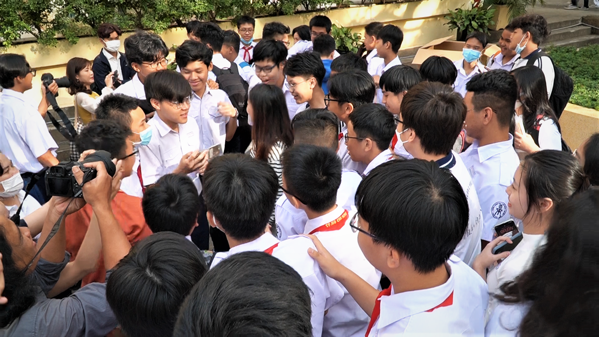 Huỳnh Như bị "bao vây" bởi tình cảm của các bạn học sinh trường THPT chuyên Trần Đại Nghĩa.