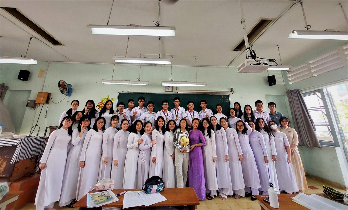 Huỳnh Như lưu lại những khoảnh khắc đẹp với cô trò trường THPT chuyên Trần Đại Nghĩa.