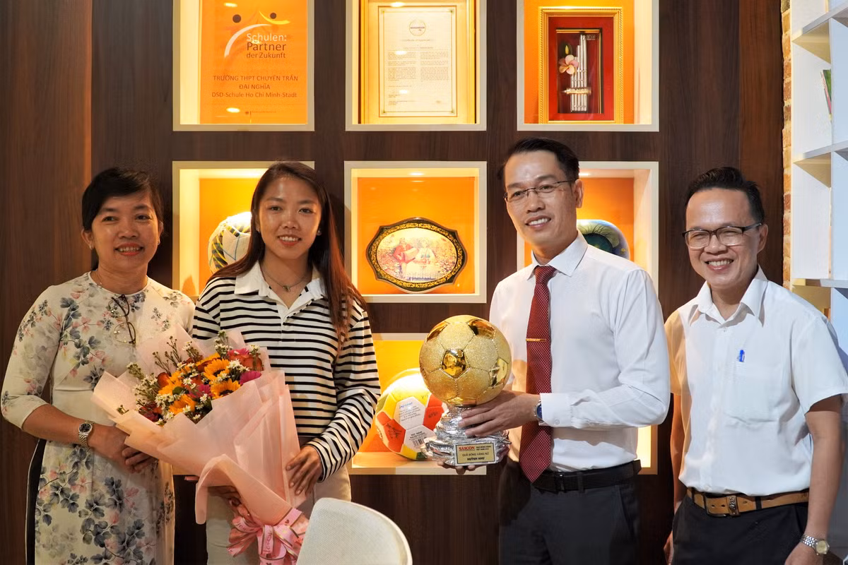 Trường THPT chuyên Trần Đại Nghĩa dành riêng nơi trưng bày những quả bóng do Huỳnh Như tặng