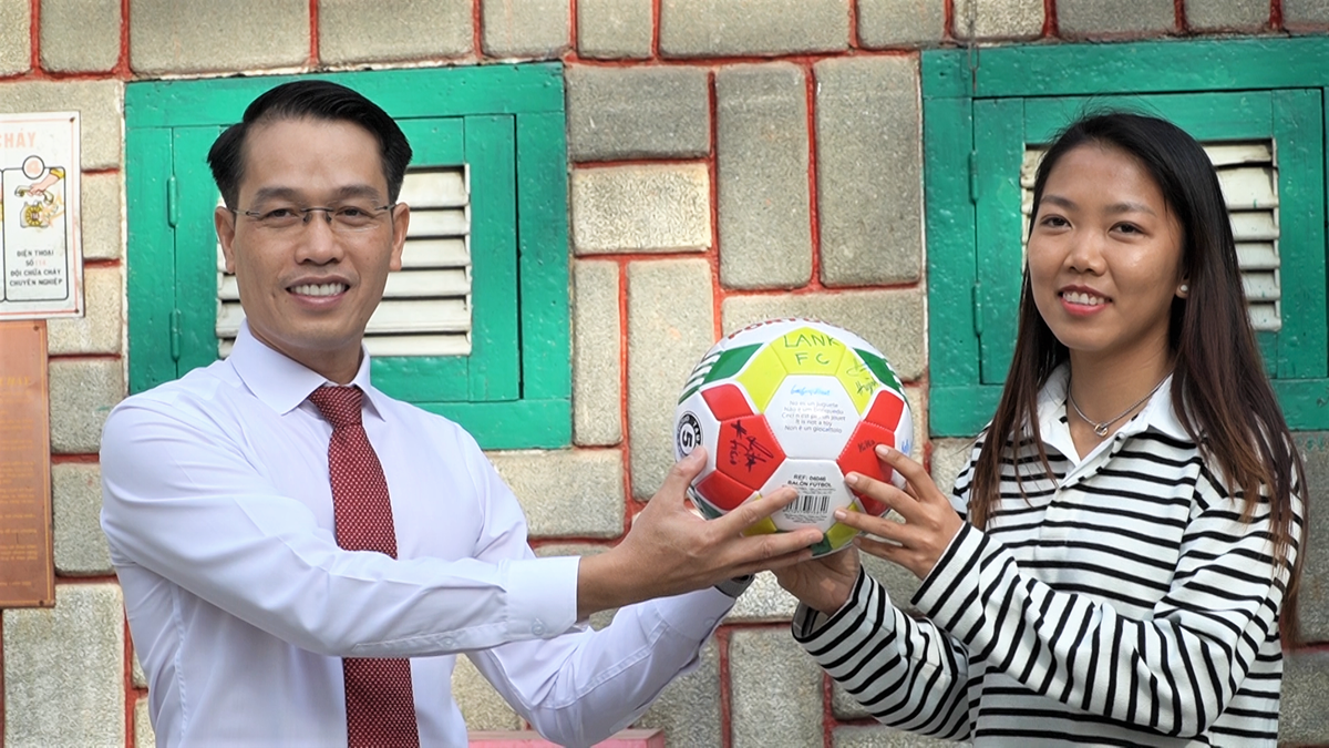 Cũng trong dịp này, Huỳnh Như đã gửi tặng trường THPT chuyên Trần Đại Nghĩa quả bóng có chữ ký của các cầu thủ của Lank FC. Thầy Nguyễn Minh - Hiệu trưởng trường THPT chuyên Trần Đại Nghĩa đón nhận quả bóng có chữ ký của các cầu thủ của Lank FC. Đây là món quà thứ 2 mà Huỳnh Như tặng cho trường.