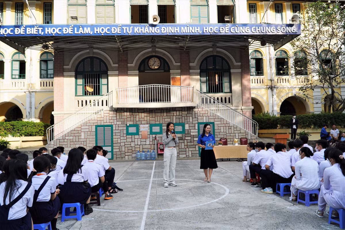 “Qua buổi giao lưu này, Như mong có thể chia sẻ một phần cảm hứng và tình yêu bóng đá đến với học sinh. Mỗi lần về trường đều mang đến cho Như những ấn tượng rất đặc biệt. Tình yêu của các thầy cô và các bạn học sinh dành cho Như khiến mình cảm thấy rất ấm áp” - Huỳnh Như bày tỏ.