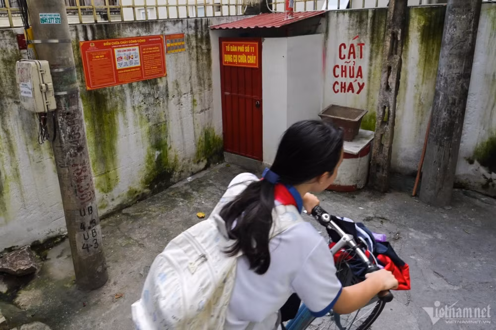 Trong ngõ 21 Quan Hoa (Cầu Giấy), một góc đường được tổ dân phố quây vào để đặt dụng cụ cứu hỏa và cát chữa cháy cùng bảng thông báo nhằm tuyên truyền người dân nâng cao ý thức phòng ngừa hỏa hoạn.