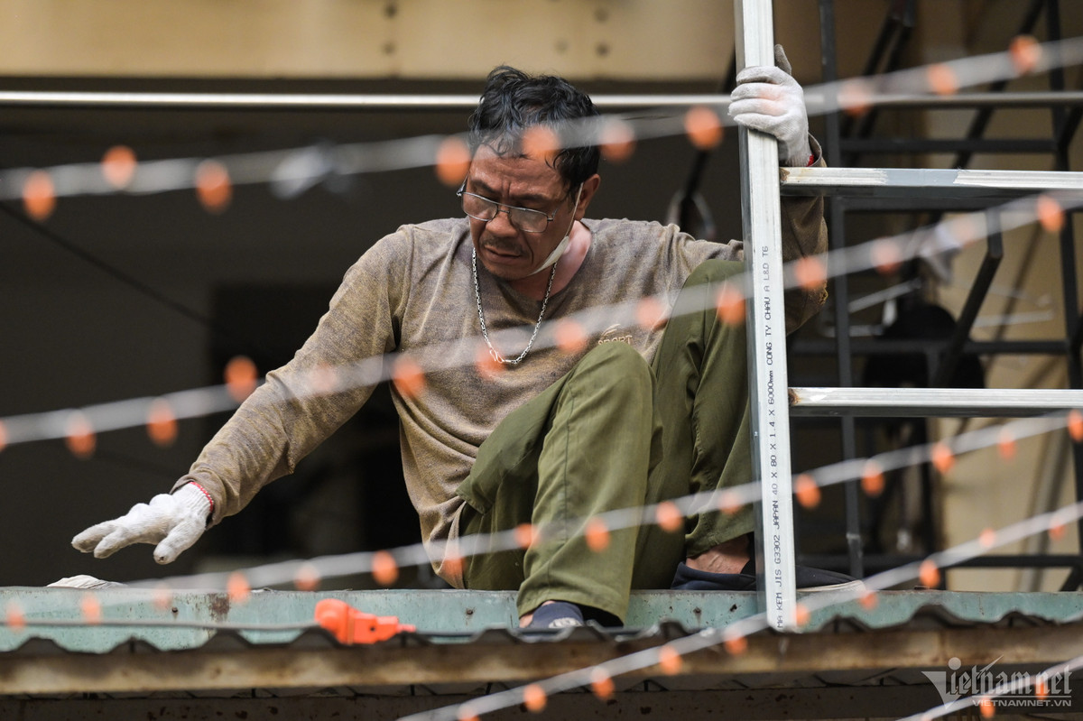 Ông Hải (thợ lắp đặt) cho biết, mấy ngày nay nhóm của ông nhận được khá nhiều yêu cầu lắp đặt cầu thang thoát hiểm, chủ yếu là các hộ cho thuê nhà trọ. "Bất kể thời điểm này dù là lắp đặt sớm hay muộn, có thể thấy các chủ nhà trọ đã ý thức hơn rất nhiều về vấn đề phòng cháy chữa cháy", ông Hải nói.