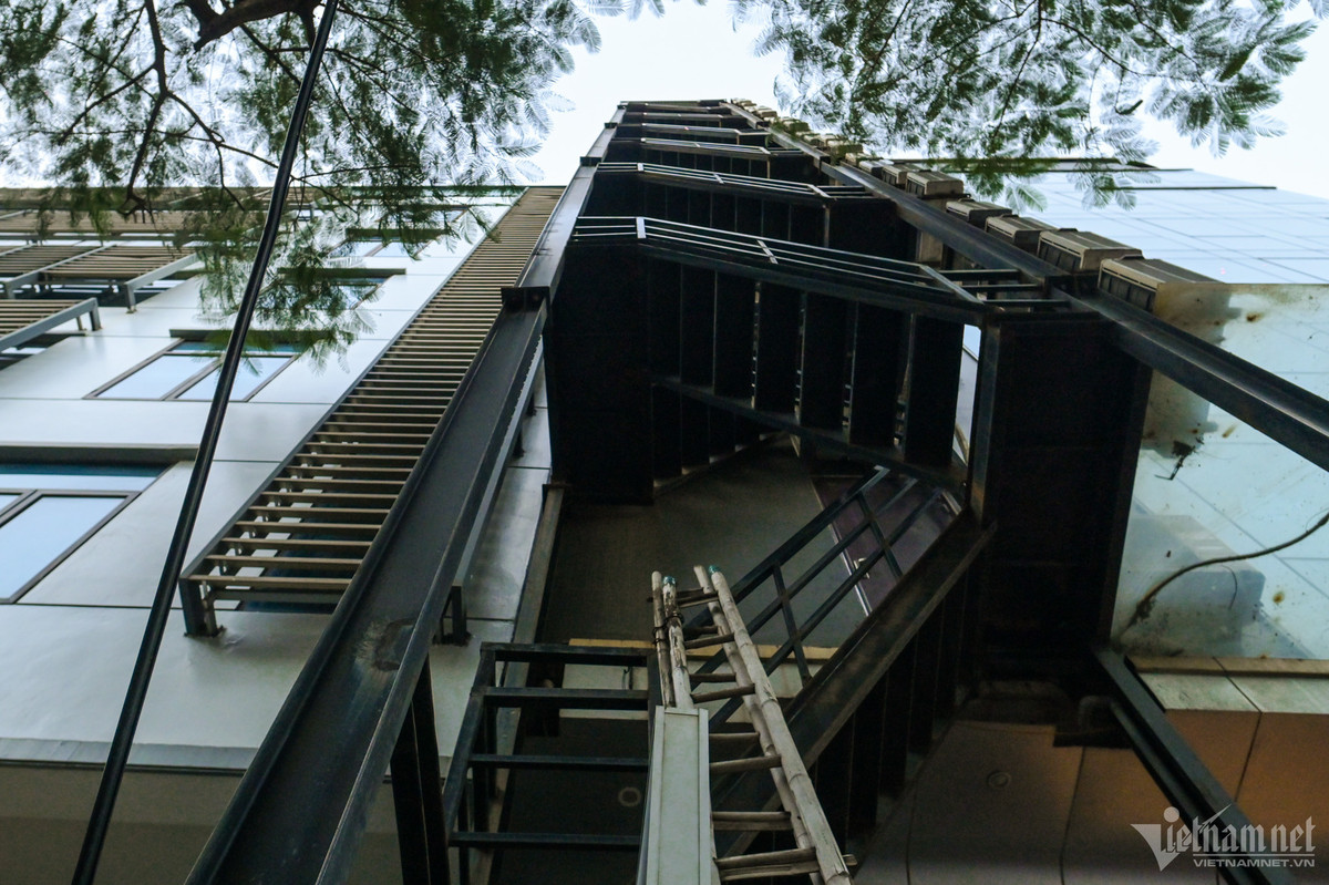Cầu thang kéo dài khắp các tầng, thông xuống tầng 1 và không có cửa chắn, đảm bảo an toàn và nhanh chóng thoát nạn trong trường hợp có sự cố.