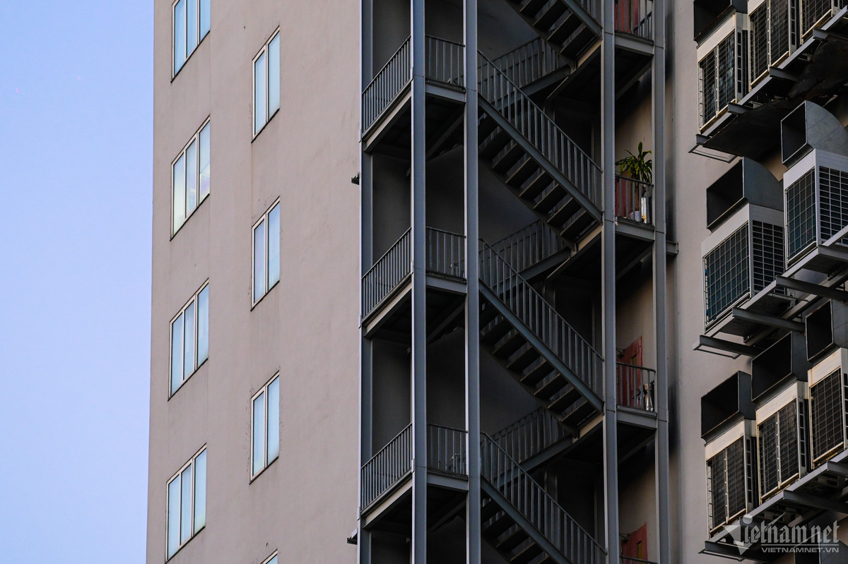 Trên thực tế đã có rất nhiều tòa văn phòng, chung cư... tại Hà Nội từ trước đó đã thiết kế và hoàn thiện cầu thang thoát hiểm để đảm bảo an toàn cho người sinh sống và làm việc bên trong.