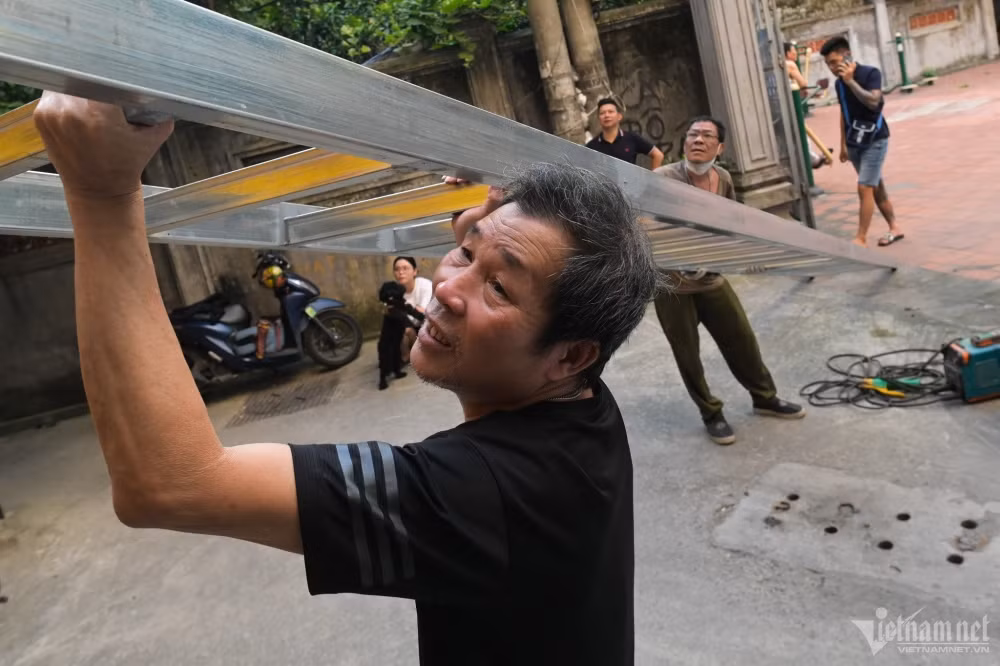 Chiều 20/9, ông Cường thuê thợ đến lắp đặt thang thoát hiểm ngay phía mặt tiền nhà với tổng chi phí hơn 10 triệu đồng.