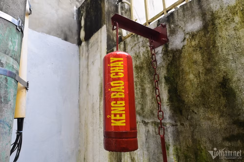 Kẻng báo cháy được treo tại một số điểm dễ trông thấy để cảnh báo khi có hỏa hoạn.