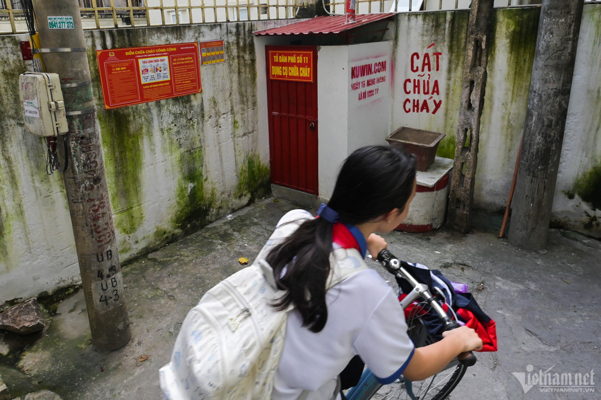 Trong ngõ 21 Quan Hoa (Cầu Giấy), một góc đường được tổ dân phố quây vào để đặt dụng cụ cứu hỏa và cát chữa cháy cùng bảng thông báo nhằm tuyên truyền người dân nâng cao ý thức phòng ngừa hỏa hoạn.