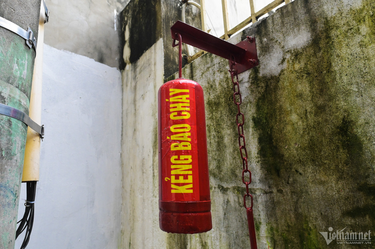 Kẻng báo cháy được treo tại một số điểm dễ trông thấy để cảnh báo khi có hỏa hoạn.