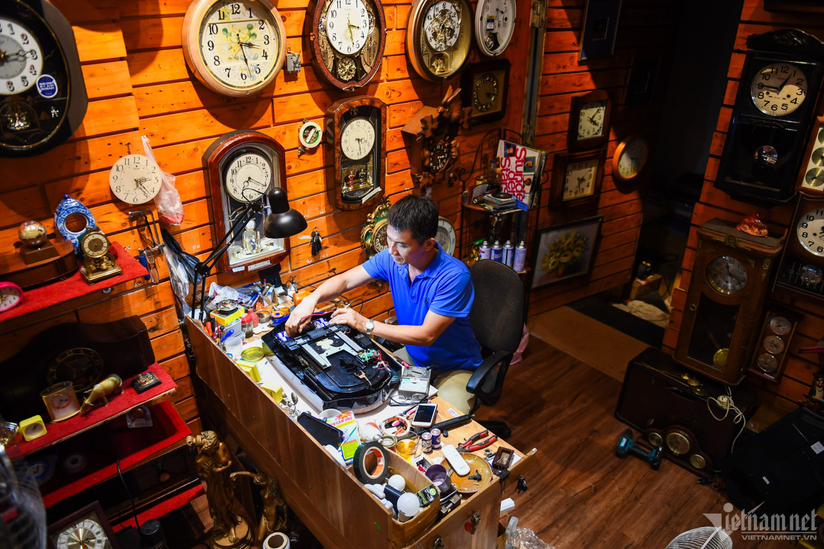 "Cửa hàng tôi chuyên các loại đồ rất cũ như loa đài, tivi và đồng hồ có tuổi đời từ những năm 1960-1970. Sau khi nhập về chúng tôi bảo dưỡng cẩn thận rồi mới đem bán cho khách", anh Vui (quản lý cửa hàng), chia sẻ.