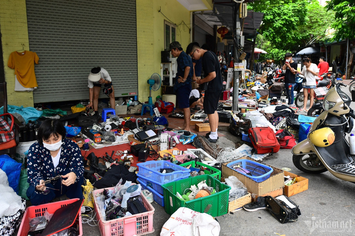 Nhiều người thường kiêng mua đồ mang về trưng bày hoặc chơi vào dịp tháng "cô hồn", đó là lý do tuần cuối của tháng 6 (Âm lịch) nơi đây khá đông khách. Tại chợ Vạn Phúc, các loại đồ dùng từ cũ đến rất cũ được tiểu thương bày bán tràn ngập. Giá cả phụ thuộc vào tình trạng của hàng, dao động từ vài chục nghìn đến cả tiền triệu.