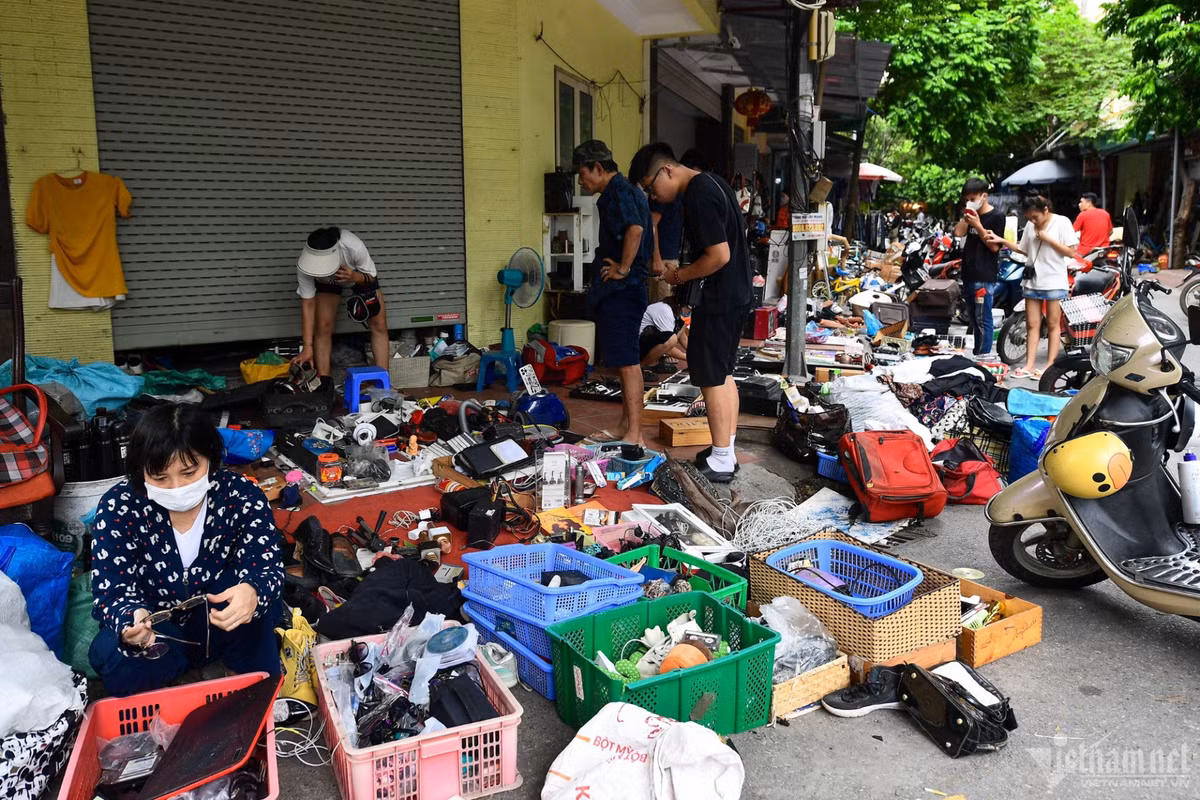 Nhiều người thường kiêng mua đồ mang về trưng bày hoặc chơi vào dịp tháng "cô hồn", đó là lý do tuần cuối của tháng 6 (Âm lịch) nơi đây khá đông khách. Tại chợ Vạn Phúc, các loại đồ dùng từ cũ đến rất cũ được tiểu thương bày bán tràn ngập. Giá cả phụ thuộc vào tình trạng của hàng, dao động từ vài chục nghìn đến cả tiền triệu.