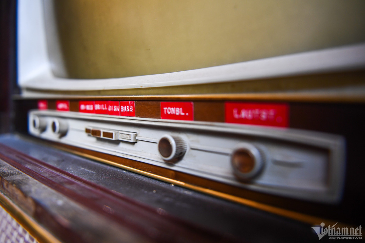 Trong ảnh là chiếc tivi có thương hiệu là Jmperial sản xuất năm 1960, giá 40 triệu đồng.