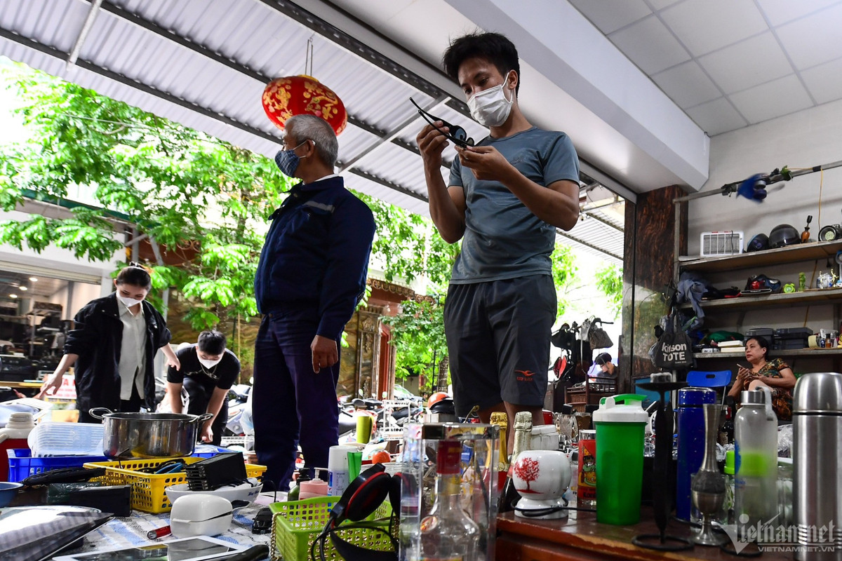 Anh Trung (phường Mễ Trì) cho biết, trung bình một tháng anh đến đây 1-2 lần vì giá cả phải chăng, phù hợp với túi tiền. "Nhiều nhưng không phải loại nào cũng dùng được nên phải lựa chọn kỹ, nhất là đồ điện tử. Gần như đến đây tôi không mua được gì hoặc hiếm lắm mới kiếm được 1-2 thứ", anh nói.