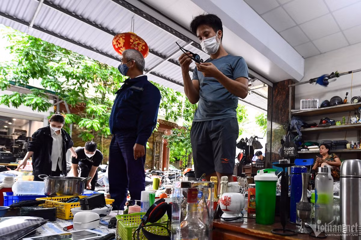 Anh Trung (phường Mễ Trì) cho biết, trung bình một tháng anh đến đây 1-2 lần vì giá cả phải chăng, phù hợp với túi tiền. "Nhiều nhưng không phải loại nào cũng dùng được nên phải lựa chọn kỹ, nhất là đồ điện tử. Gần như đến đây tôi không mua được gì hoặc hiếm lắm mới kiếm được 1-2 thứ", anh nói.