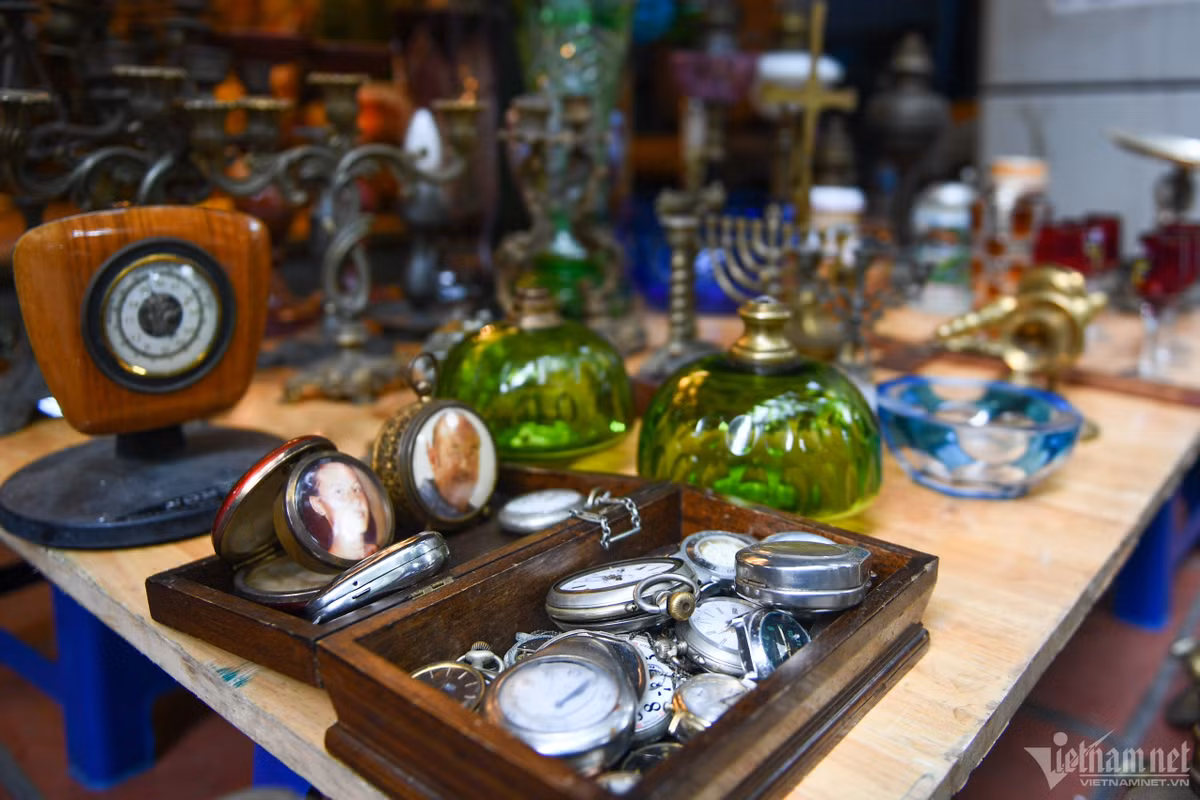 Đồng hồ quả quýt cũng được các chủ cửa hàng tìm kiếm, sưu tầm và bày bán tại đây, giá từ 300.000-500.000 đồng.