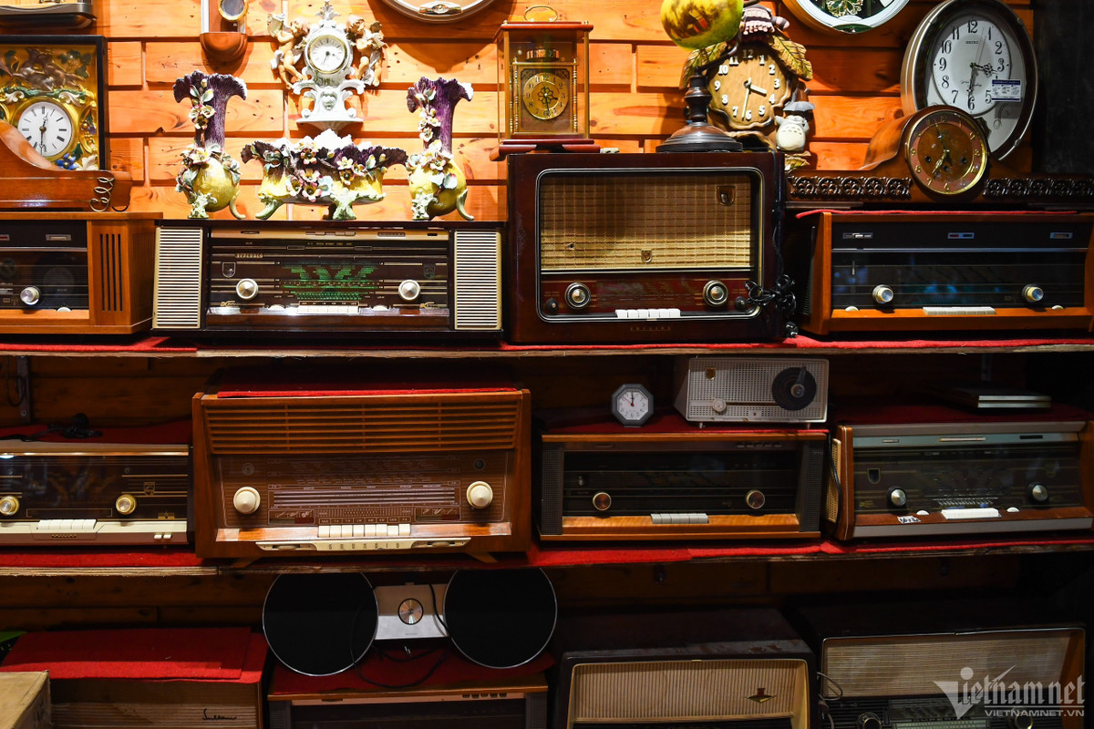 Loa đài, amply hay tivi còn sử dụng được... được người sưu tầm đồ cũ “săn đón” nhiều nhất. Trong ảnh là những chiếc đài radio đến từ những thương hiệu nổi tiếng lâu đời như Simen, Grundig, Philips,...