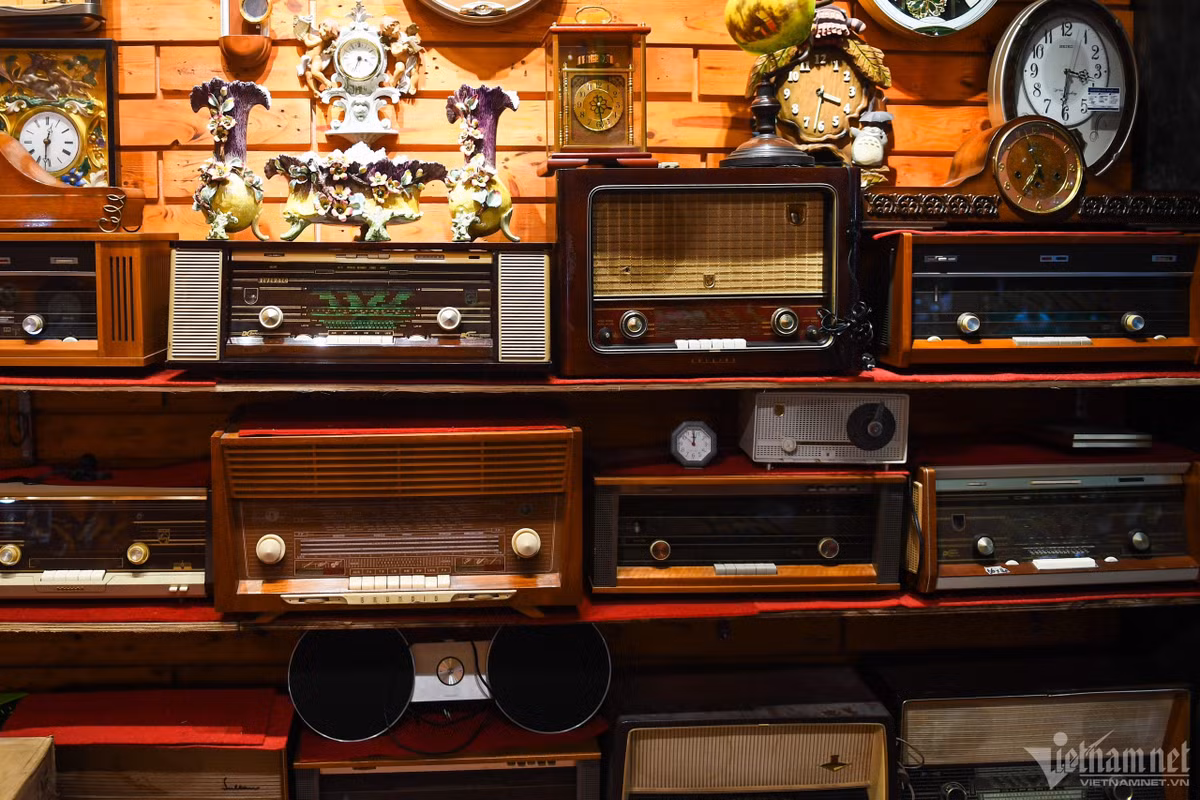 Loa đài, amply hay tivi còn sử dụng được... được người sưu tầm đồ cũ “săn đón” nhiều nhất. Trong ảnh là những chiếc đài radio đến từ những thương hiệu nổi tiếng lâu đời như Simen, Grundig, Philips,...