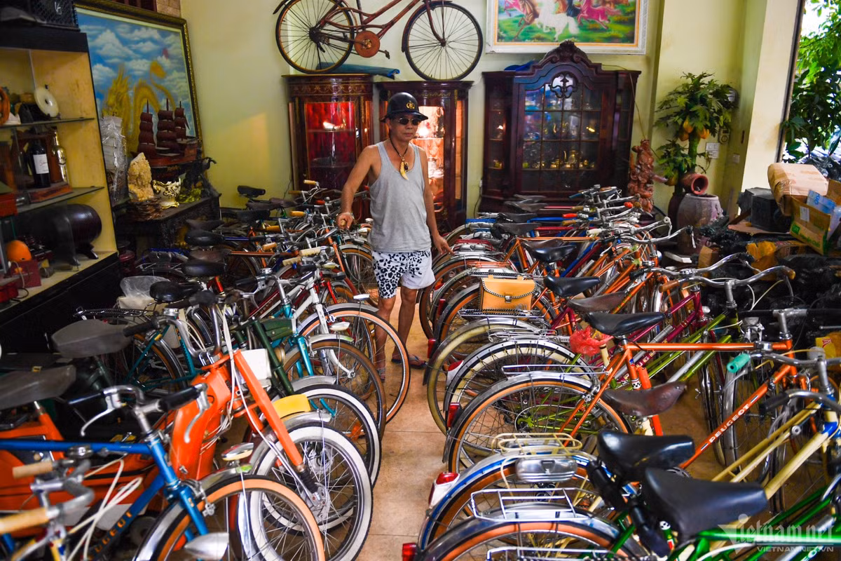 Hơn 50 chiếc xe đạp mang thương hiệu Peugeot cũng được ông Tiến Lợi (quận Hà Đông) bày bán tại khu chợ đồ cũ Vạn Phúc. Xe đạp Peugeot do người Pháp sản xuất từ đầu thế kỷ 20 mang thiết kế đơn giản, nguyên bản. Mỗi chiếc có giá từ 20 triệu - 100 triệu đồng.